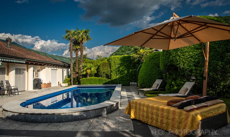 Esclusiva villa con piscina, giardino e panorama sulle montagne (4)