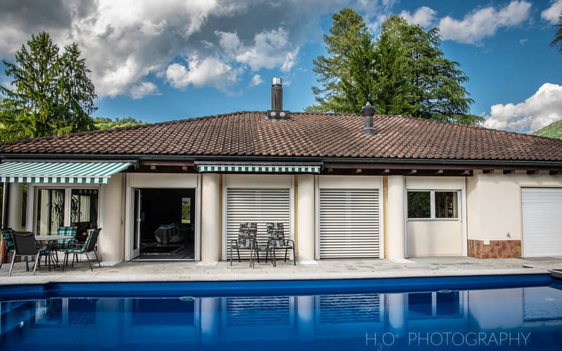 Esclusiva villa con piscina, giardino e panorama sulle montagne (5)