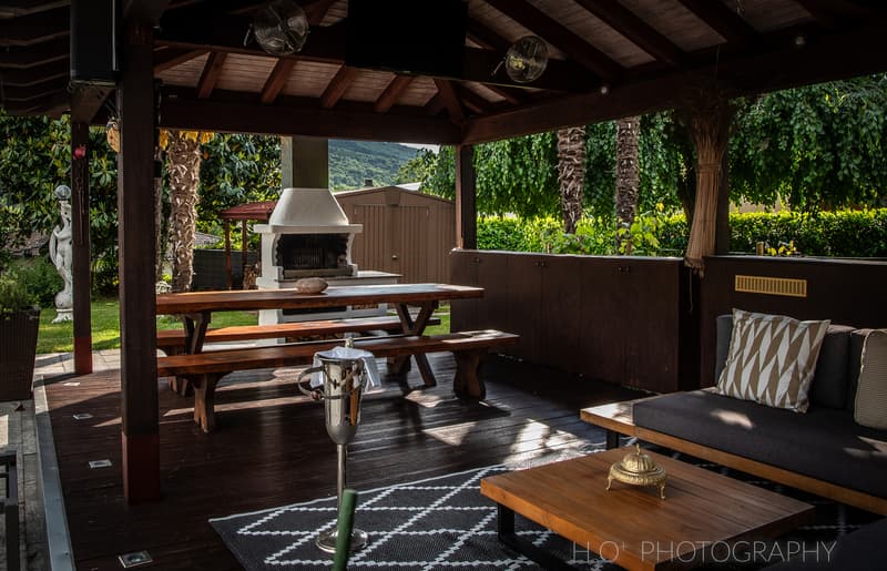 Esclusiva villa con piscina, giardino e panorama sulle montagne (10)