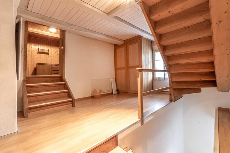 Potential-rich farmhouse with three residential units and barn (18)