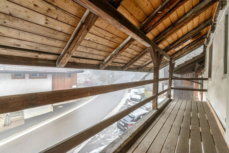 Potential-rich farmhouse with three residential units and barn (10)