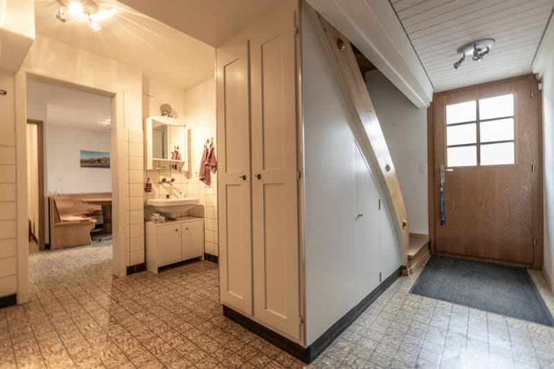 Potential-rich farmhouse with three residential units and barn (19)