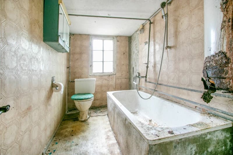 Historic residential house with renovation needs and great potential (6)