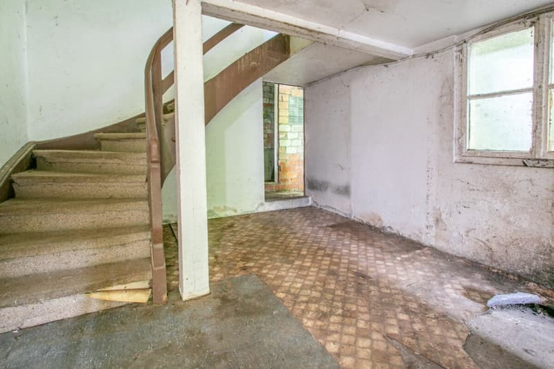 Historic residential house with renovation needs and great potential (3)