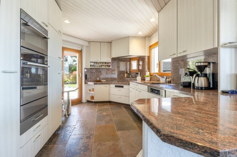 Dreamy panoramic view meets living quality - versatile single-family house in elevated location (8)