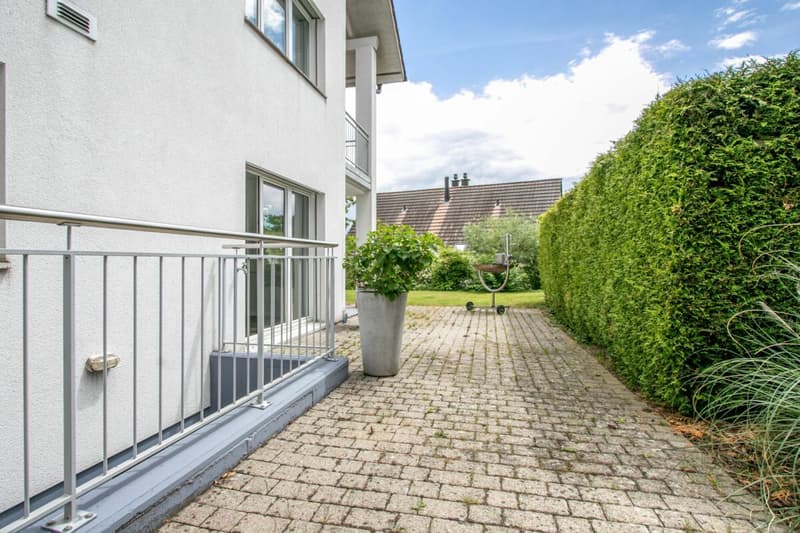 Modern and bright 6.5-room semi-detached house in a quiet location with double garage and direct house access (5)