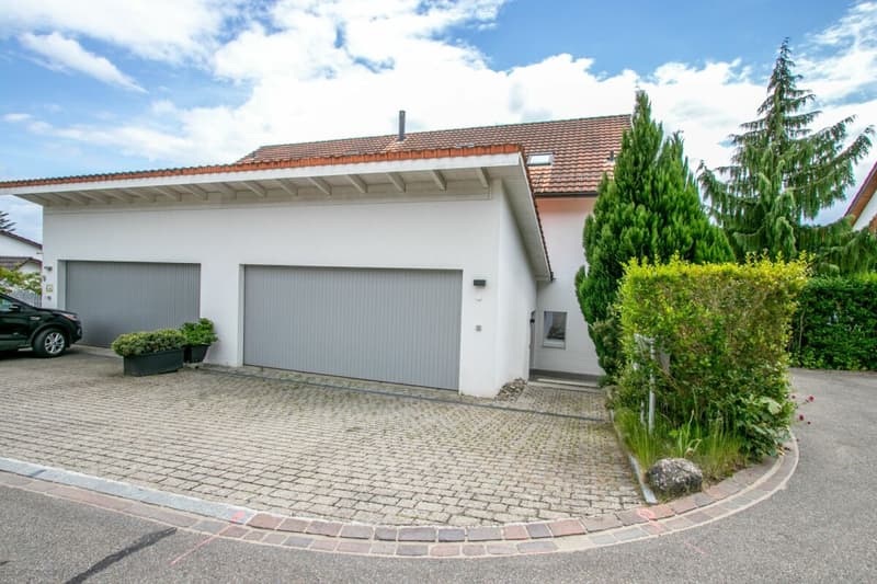 Modern and bright 6.5-room semi-detached house in a quiet location with double garage and direct house access (34)