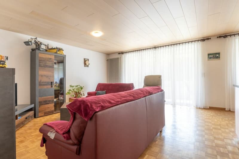 Appartamento confortevole di 3,5 locali con balcone e due posti auto sotterranei (7)