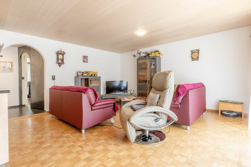 Appartamento confortevole di 3,5 locali con balcone e due posti auto sotterranei (6)