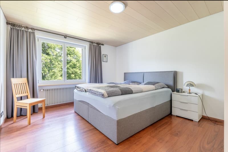 Appartamento confortevole di 3,5 locali con balcone e due posti auto sotterranei (10)