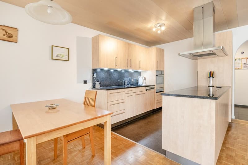 Appartamento confortevole di 3,5 locali con balcone e due posti auto sotterranei (4)