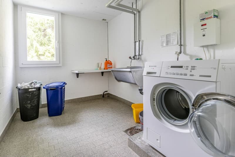 Appartamento confortevole di 3,5 locali con balcone e due posti auto sotterranei (15)