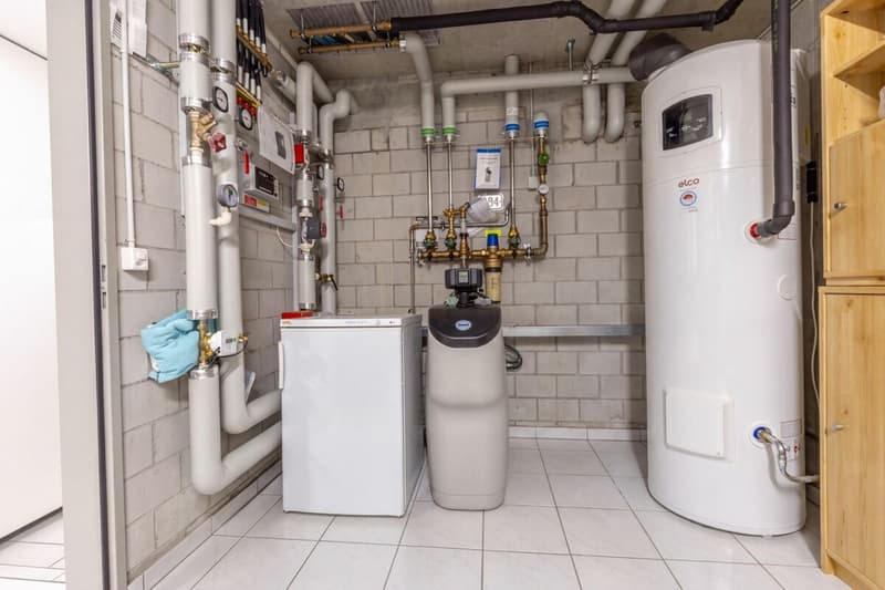 Grosszügiges 6.5-Zimmer-Doppeleinfamilienhaus mit Doppelgarage, Garten und Pool (17)