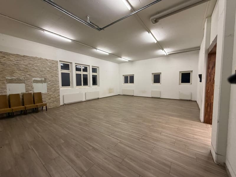 ***Central commercial premises with diverse usage possibilities*** (9)