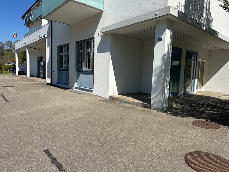 ***Central commercial premises with diverse usage possibilities*** (3)