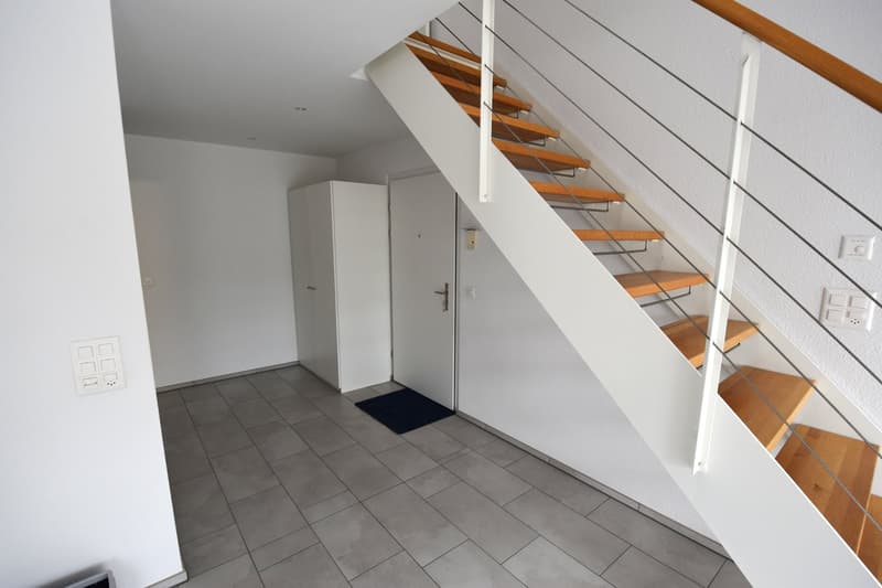 Grosszügige und lichtdurchflutete Maisonette-Wohnung mit Balkon im Eigentumsstandart (2)