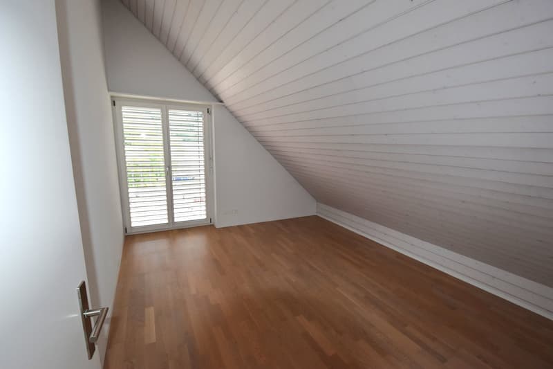 Grosszügige und lichtdurchflutete Maisonette-Wohnung mit Balkon im Eigentumsstandart (6)