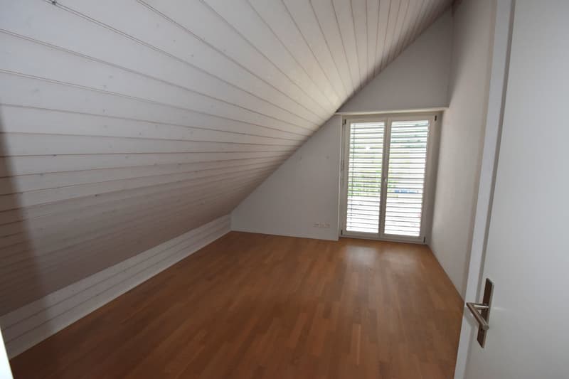 Grosszügige und lichtdurchflutete Maisonette-Wohnung mit Balkon im Eigentumsstandart (8)