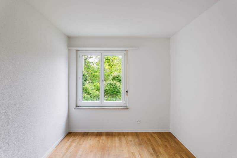 Appartement rénové de 4.0 pièces avec espace de jardin à Zürich-Altstetten (6)