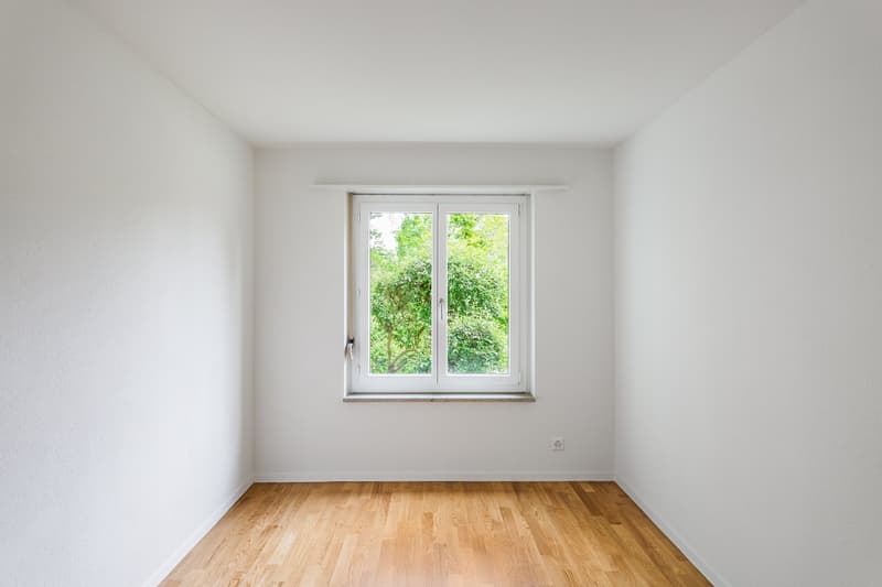 Appartement rénové de 4.0 pièces avec espace de jardin à Zürich-Altstetten (5)