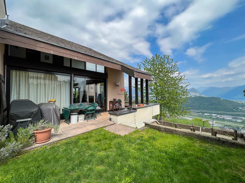 / Il giardino spazioso per serate barbecue e divertimento.