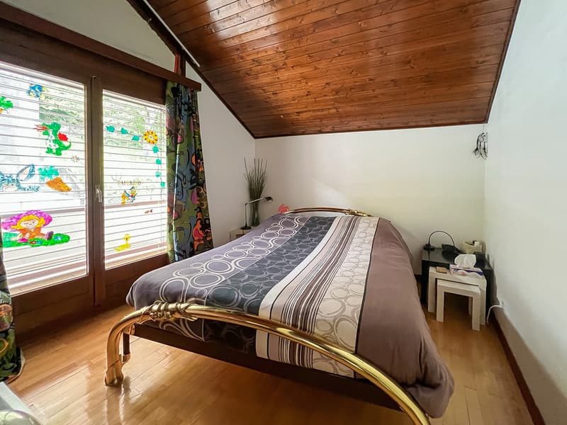 / La camera da letto accogliente dei genitori.