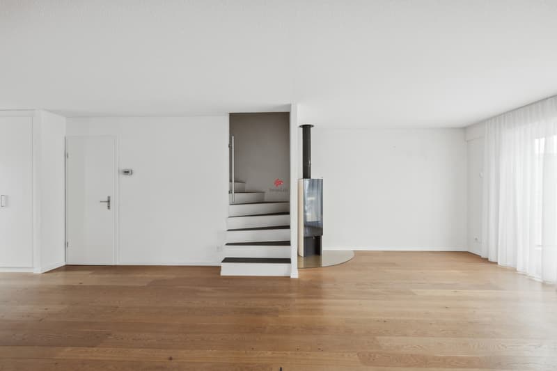 Einladende Atmosphäre - Der Eingangsbereich leitet Sie direkt in das Wohnzimmer mit stilvollem Cheminée.