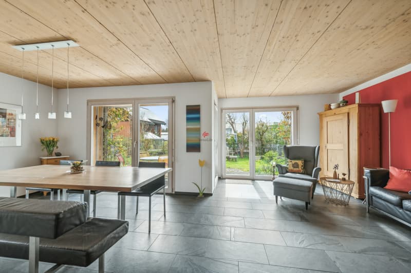 Das Herzstück des Hauses ist der mit natürlichen Materialien ausgestattete offene Wohn-/Essbereich mit Küche