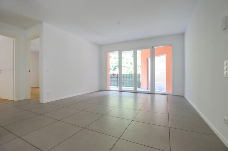 / Soggiorno e sala da pranzo pieni di luce con accesso al balcone