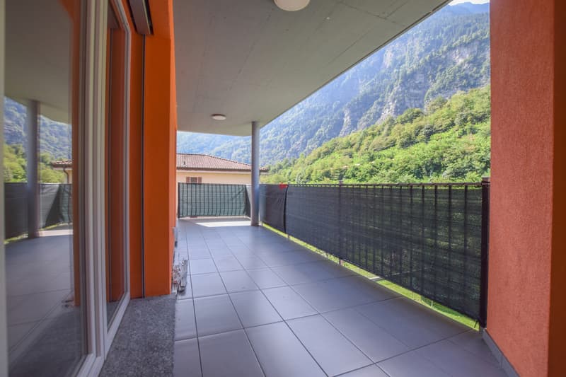/ Spazioso balcone con una bella vista