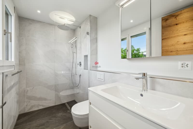 Duschbad mit Lavabo und WC im Obergeschoss