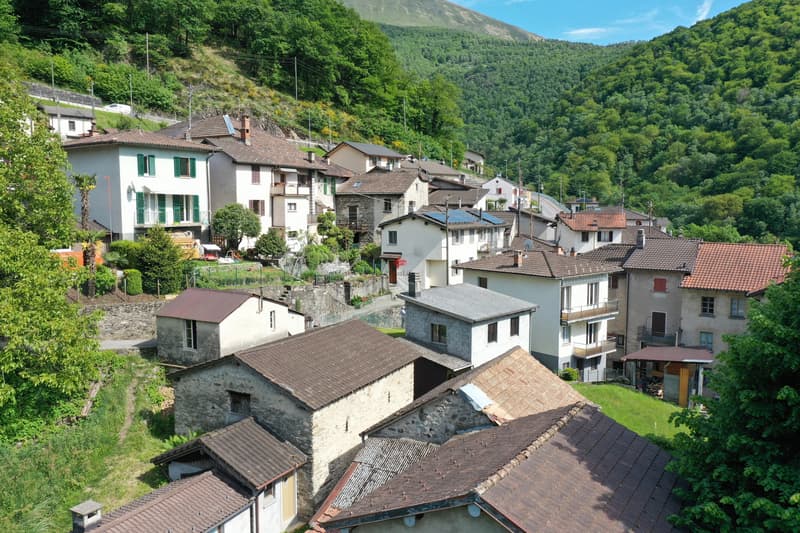 / La proprietà si trova a pochi passi dalla fermata dell'autobus e dai posteggi comunali, mentre la strada comunale permette di accedere in auto fino alla porta della casa.