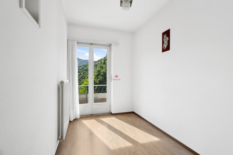 / ... con la camera adiacente, la quale è ideale per un bambino o come ufficio con vista sulla valle.