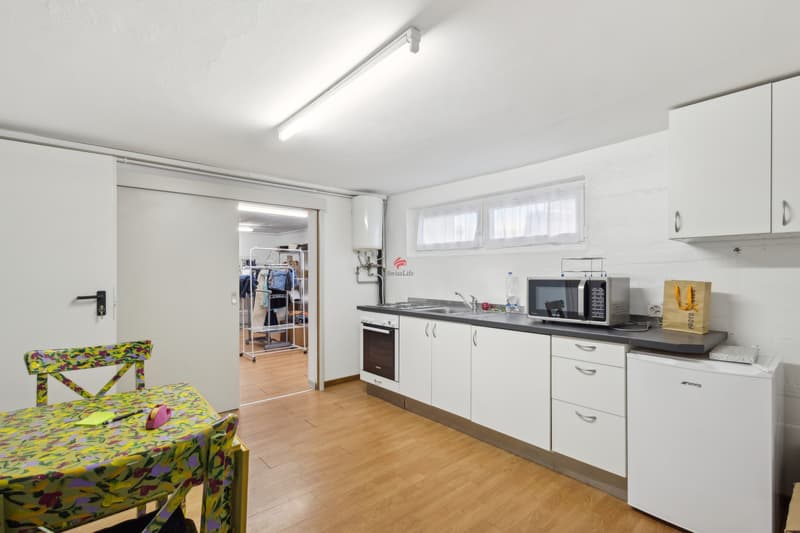 / Con accesso indipendente, al piano -1 troviamo una sala da pranzo con cucina abitabile