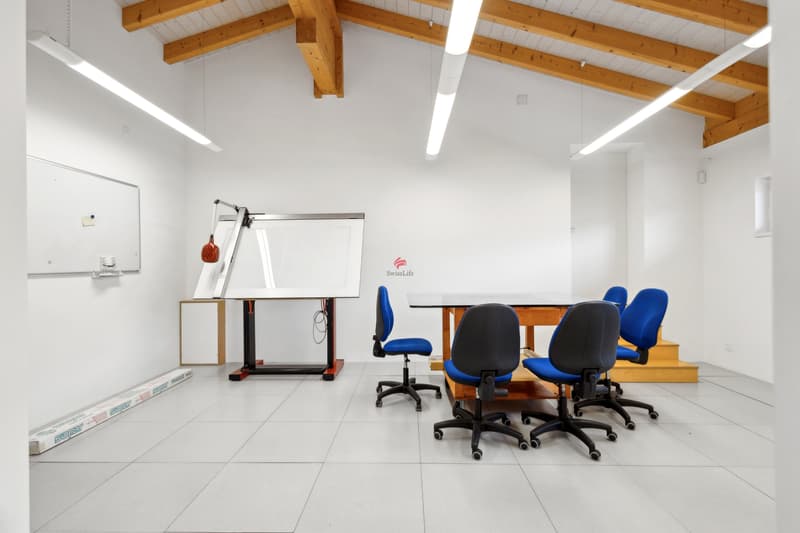 / Gli uffici al primo piano sono ampi e luminosi