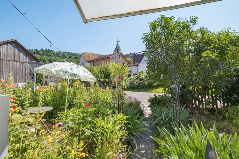 Gartensitzplatz vor dem Haus / Terrasse avec jardin devant la maison