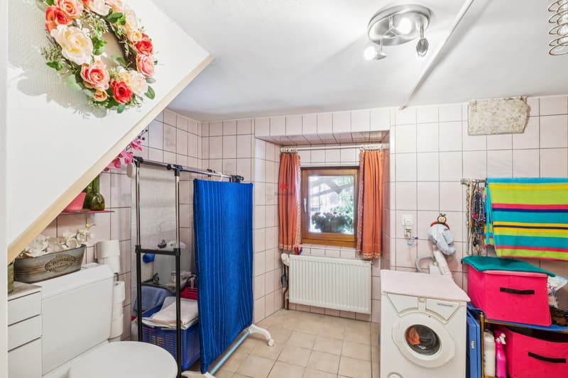 Badezimmer mit Waschmaschine / Salle de bain avec machine à laver
