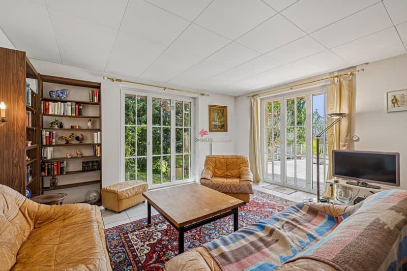 Wohnzimmer mit Ausgang zum Garten und zur Terrasse
