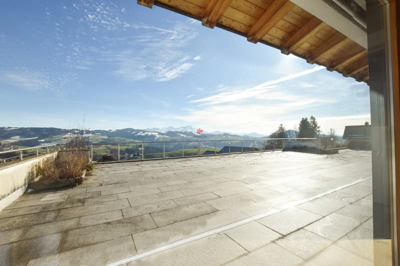 Atmen Sie tief ein und spüren Sie die Freiheit, die diese Aussicht auf die Berge von dieser Terrasse aus verleiht - ein Ort der Ruhe und des Friedens.
