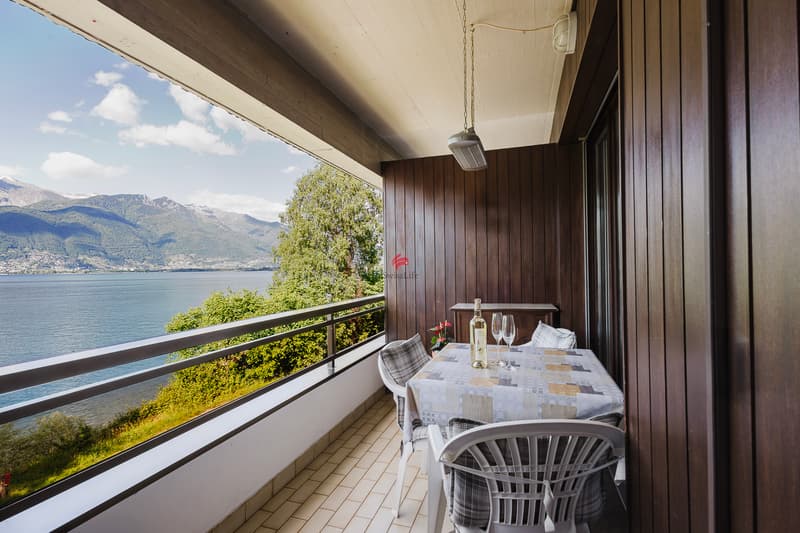 Auch im Hochsommer schön schattig, geniessen Sie von der gedeckten Terrasse ein wunderbares Panorama bis ins Verzascatal. / La terrazza coperta offre anche in piena estate ombra gradevole e un panora
