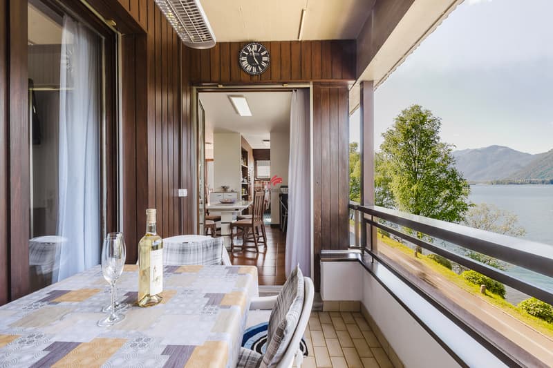 Die gedeckte Terrasse ist sowohl vom Schlafzimmer als auch vom Wohnzimmer aus zugänglich. / La terrazza coperta è accessibile sia dalla camera sia dal soggiorno.