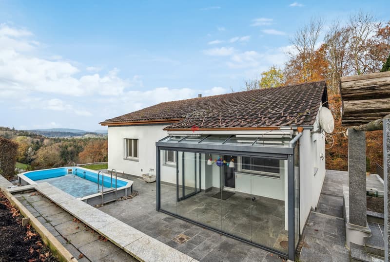 Terrasse mit Pool und Wintergarten