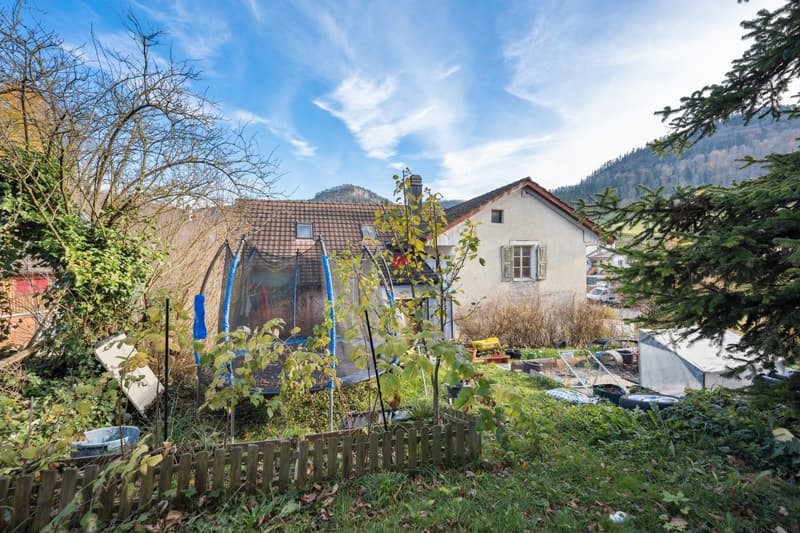 Casa a due famiglie con grande potenziale di sviluppo (10)