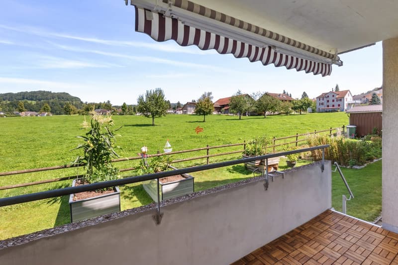 Der Balkon mit Ausblick in die Landschaft