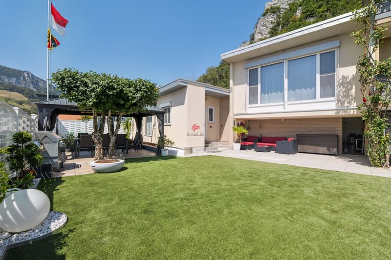 Garten, zwei gedeckte Sitzplätze, Zugang 2½-Zimmer-Einliegerwohnung