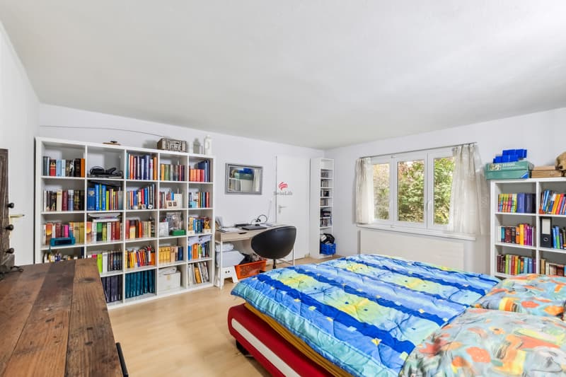 Schlafzimmer im Erdgeschoss / Chambre à coucher au rez-de-chaussée
