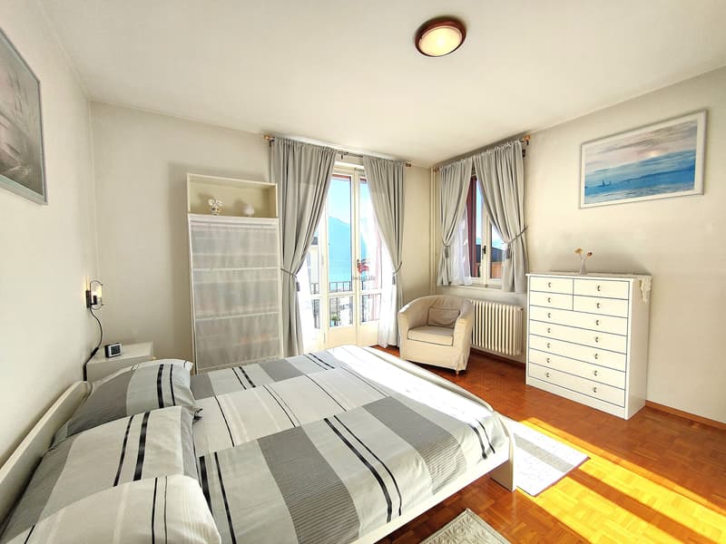 Vom Hauptschlafzimmer aus gelangt man auf einen zweiten Balkon, von dem aus man die Aussicht auf das Maggiadelta, den See und die Berge bestaunen kann. / Dalla camera principale si accede a un secondo