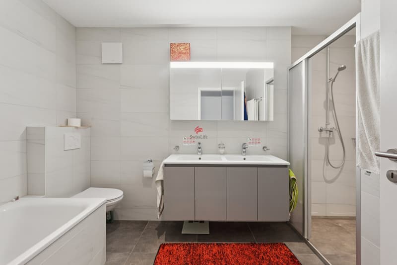 / Salle de bains avec baignoire
