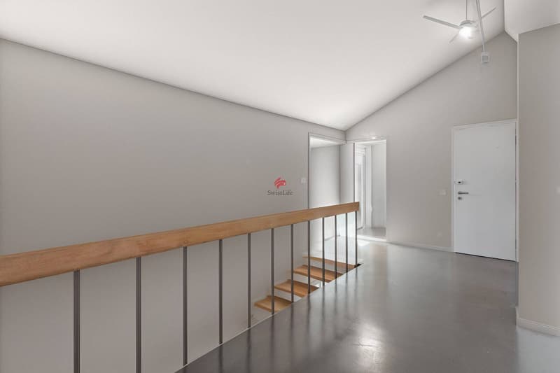/ escalier à l'étage supérieur (entrée)