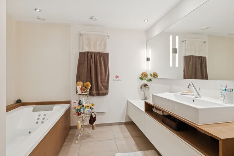 Nach der Freizeit im angrenzenden Wald gibt es eine Massage im Jacuzzi.
